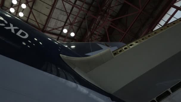 Groot vliegtuig in de loods — Stockvideo