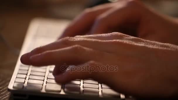 Personne utilisant une souris d'ordinateur et un clavier 