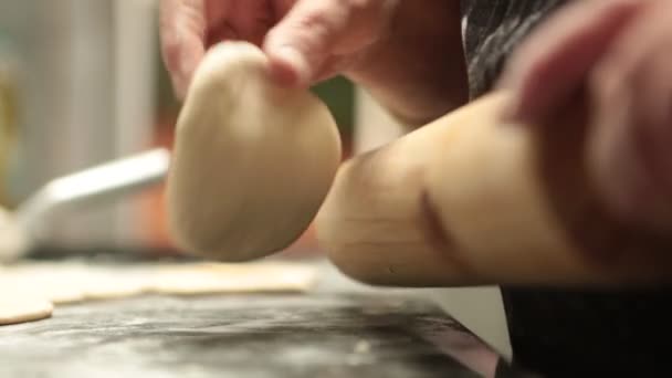 Человек делает хлеб — стоковое видео