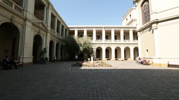 Estudiantes de campus en el patio — Vídeo de stock