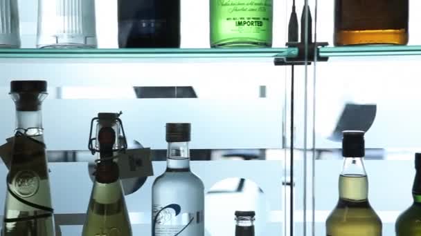 Varias botellas de alcohol — Vídeo de stock