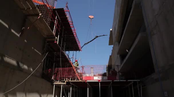 Kran auf Baustelle — Stockvideo