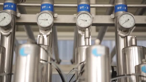 Manometer in der Brauerei — Stockvideo