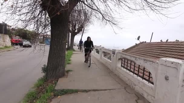 Пара езда на велосипеде в городе Вальпараисо — стоковое видео