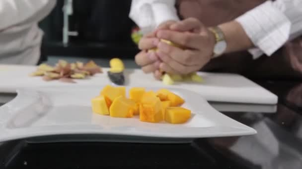 Chef cutting vegetables — Stock Video