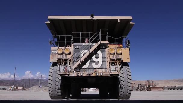 Camión volquete minero pesado — Vídeo de stock