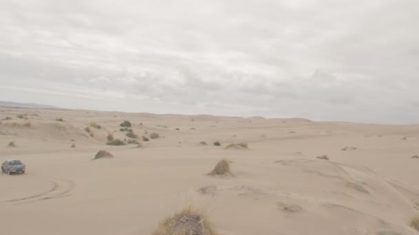 Вантажівка на піщані дюни — стокове відео
