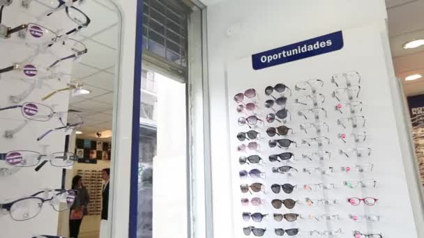 Exhibición de gafas en una tienda óptica — Vídeos de Stock