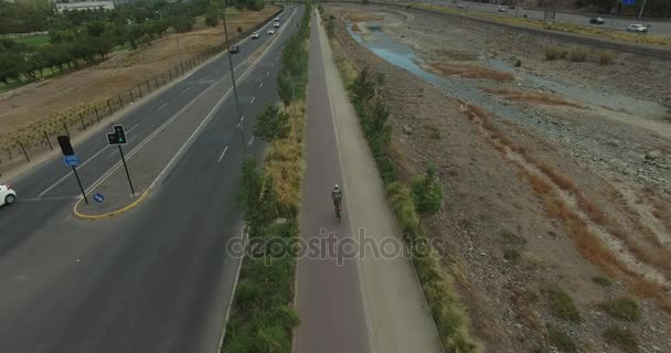 Cycliste équitation près de ruisseau — Video