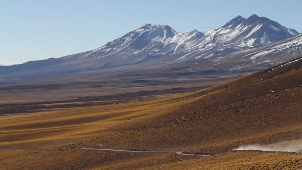 Camion conduit le long d'un chemin de terre — Video