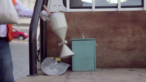 Werknemer laden materialen op vrachtwagen — Stockvideo