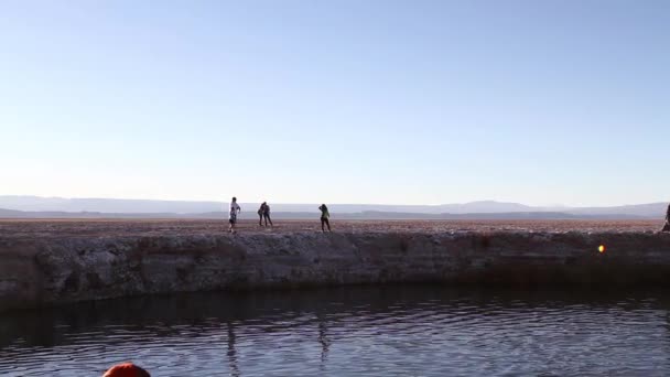 Jezioro pustynia z ludźmi — Wideo stockowe