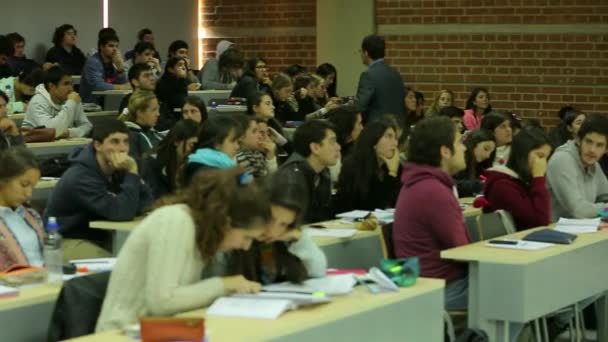 Enseignant marche entre les rangées de chaises — Video