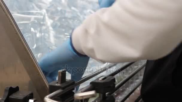 Bottiglie di plastica trasparente sulla catena di montaggio — Video Stock