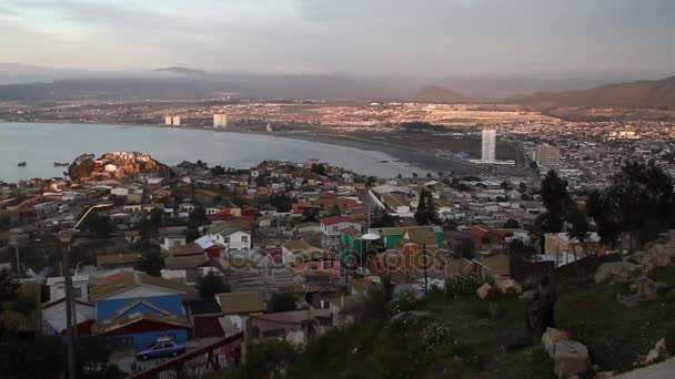 Bahía oceánica y montañas en La Serena — Vídeo de stock