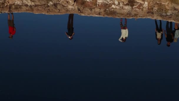 Lago do deserto com as pessoas — Vídeo de Stock