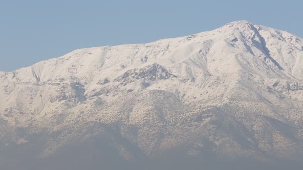 Montañas cubiertas de nieve — Vídeo de stock
