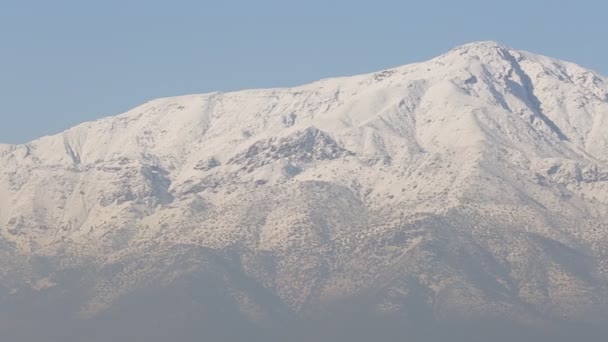 Montañas cubiertas de nieve — Vídeos de Stock