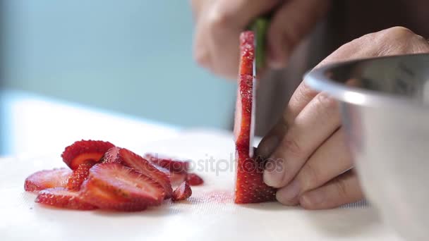 Strawberries being chopped — Stock Video