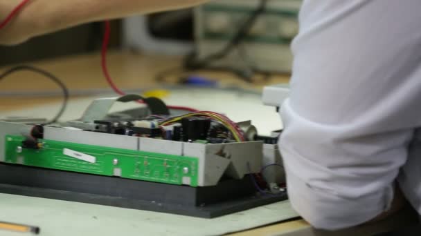 Reparación de placa de circuito electrónico — Vídeo de stock