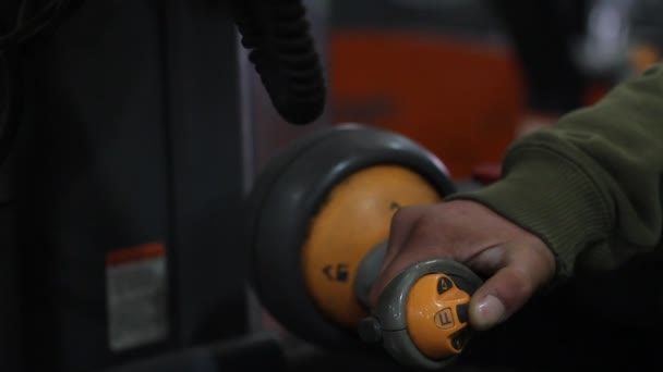 Muncitor folosind joystick mașină — Videoclip de stoc
