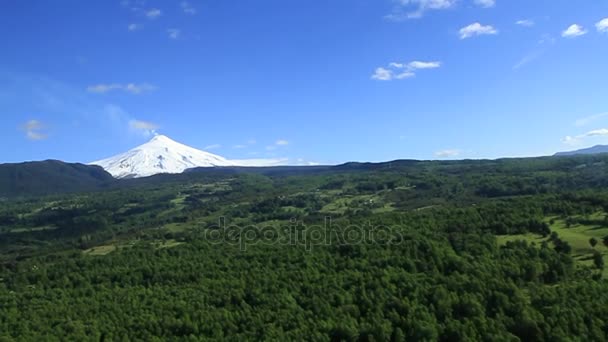 Nevado pico de un volcán — Vídeo de stock