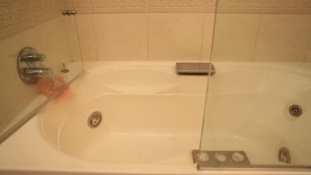 Jacuzzi en un baño en casa — Vídeos de Stock