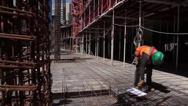 Trabalhadores dos estaleiros de construção — Vídeo de Stock