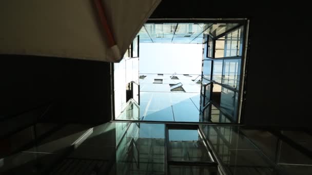 Ventanas de vidrio desde el interior del edificio — Vídeos de Stock