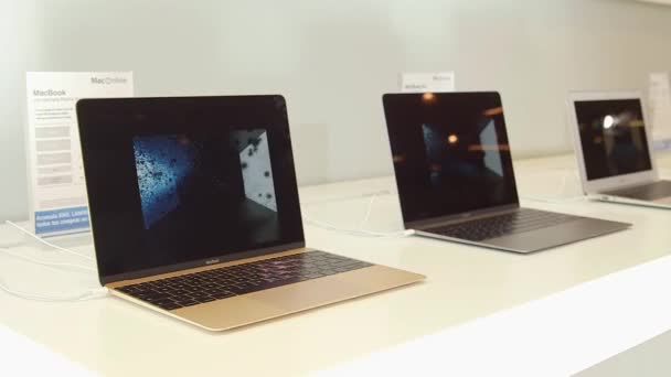 Ordenadores MacBook Pro en pantalla en una tienda — Vídeo de stock