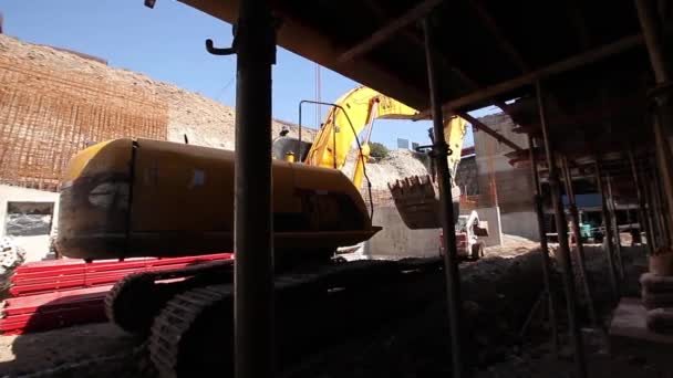 Grävmaskin på byggarbetsplats — Stockvideo