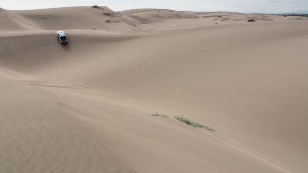沙丘与卡车 — 图库视频影像