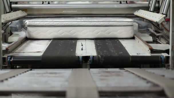 Machine voor het maken van matrassen — Stockvideo