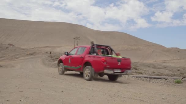 Paisaje desierto con camión — Vídeos de Stock
