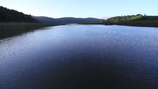 Voo sobre lago — Vídeo de Stock