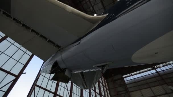 Grande avião no hangar — Vídeo de Stock