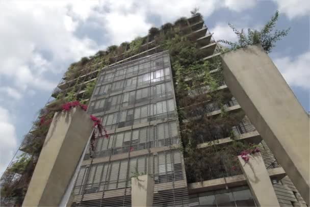 Edifício de escritórios de alta ascensão — Vídeo de Stock