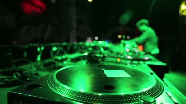 Mesa giratoria con DJ difuso — Vídeo de stock