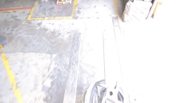 Forklift mengangkut kawat baja — Stok Video