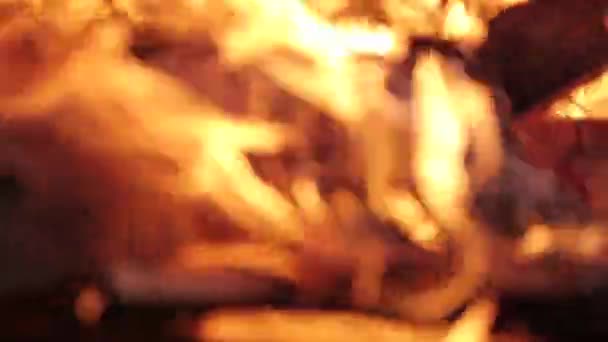Flammes contre ciel nocturne 