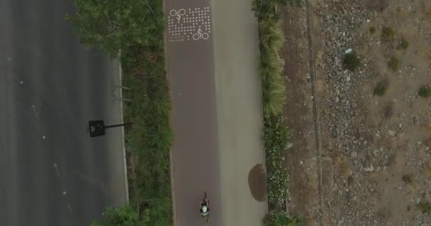 Ciclista cabalgando cerca de arroyo — Vídeo de stock