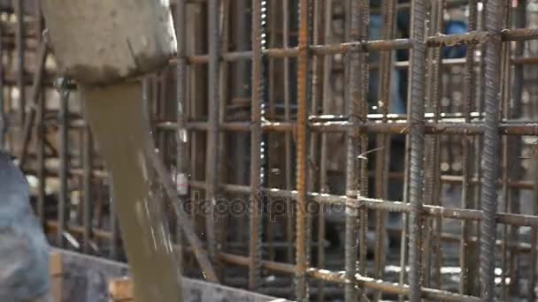 Menuang campuran beton — Stok Video