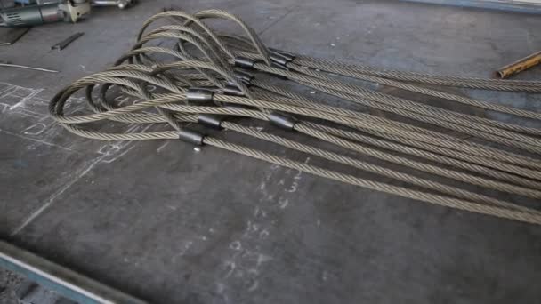 Стальные кабели на полу завода — стоковое видео