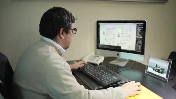 Человек, работающий на компьютере — стоковое видео