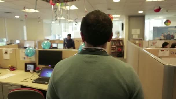 オフィスのキュービクルを通る男 — ストック動画