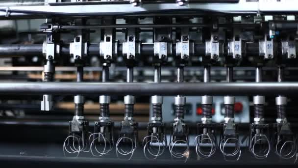 Machine maken veren in een fabriek — Stockvideo