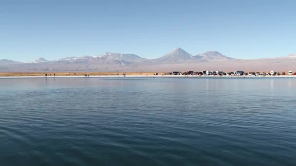 Turisti del deserto con lago — Video Stock