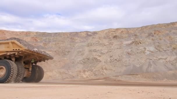 Camion sur la route mine pit — Video