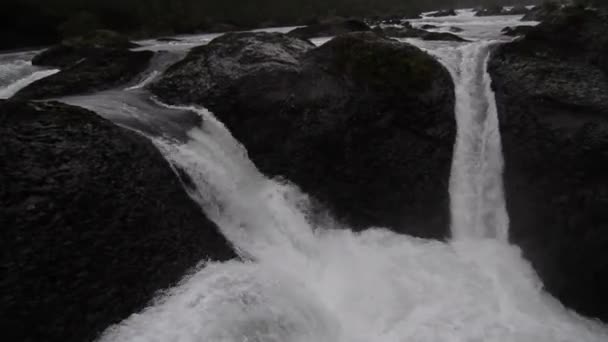 Amplo tiro de cachoeiras — Vídeo de Stock