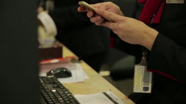 Mãos digitando em um teclado de computador — Vídeo de Stock